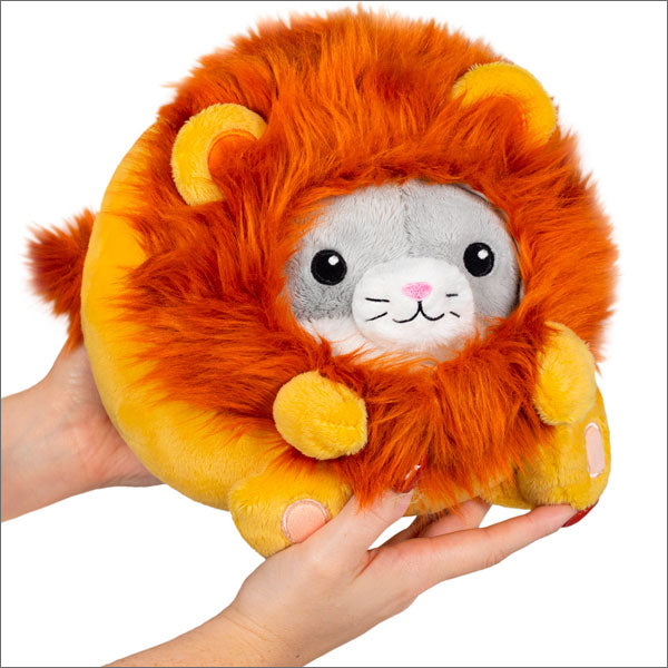ライオンの着ぐるみに入ったスパイ猫