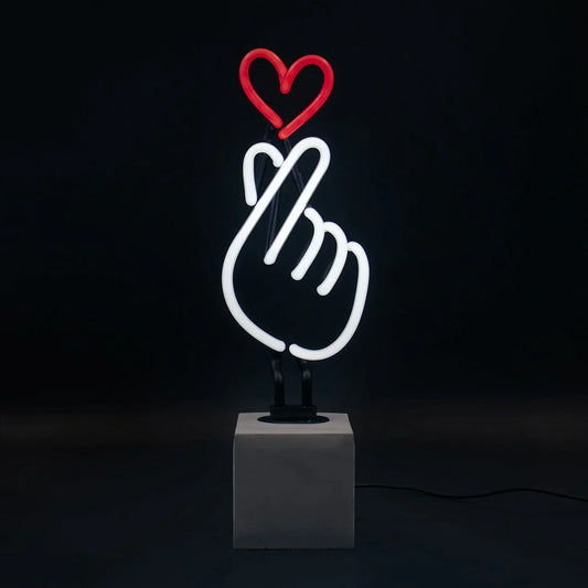 Lámpara de neón con forma de corazón y dedo