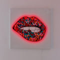 Murale con bocca al neon